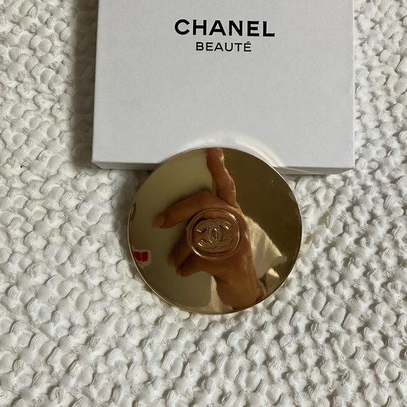 Chanel GWP Gold Compact Mirror - Picture 3 of 6